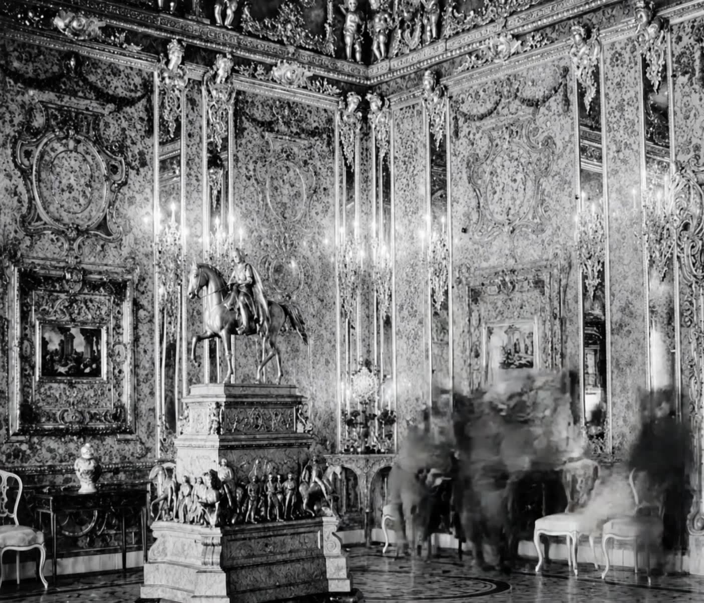 Arbeitende Figuren beim Abbau der Bernsteinwandfelder im Katharinenpalast, Oktober 1941, in Zeitraffer.
