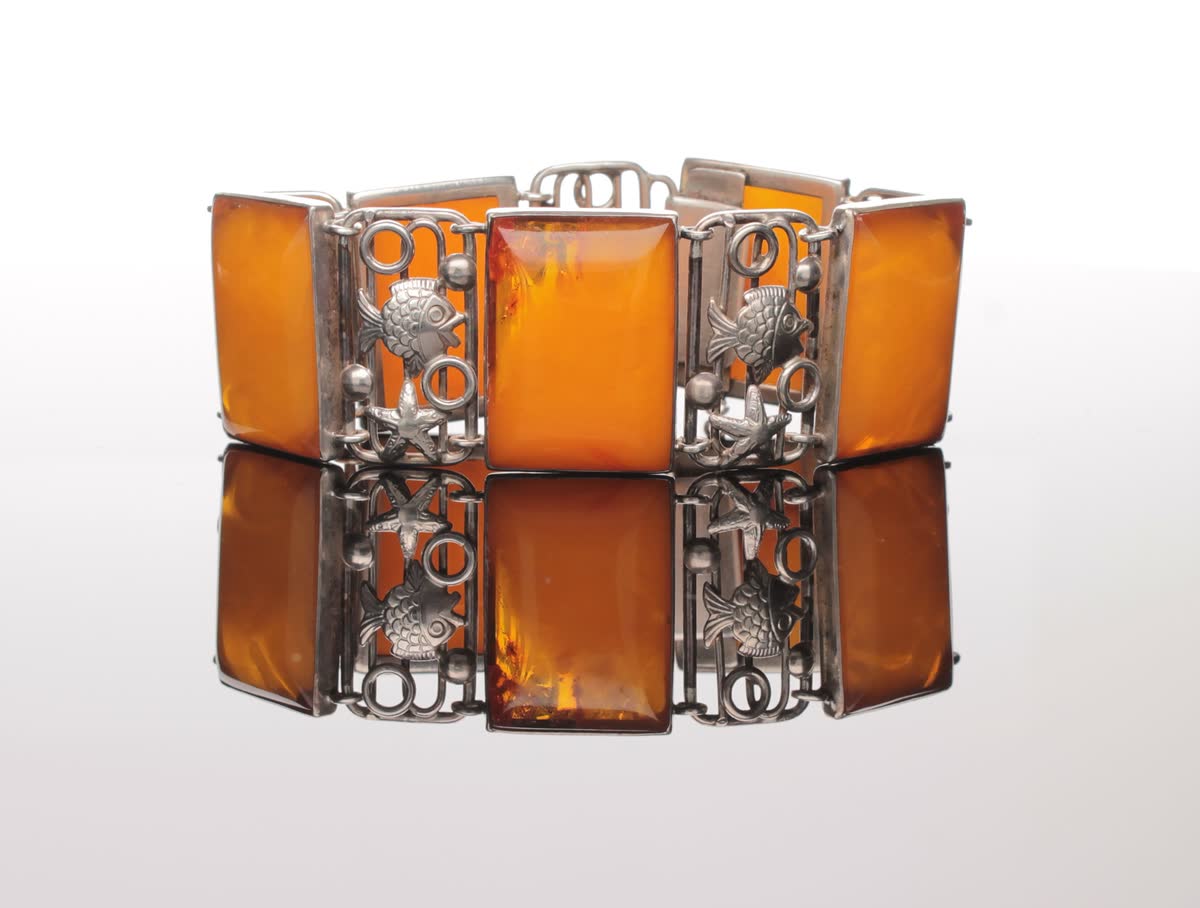 Fischland link bracelet of the Kramer school: rectangular cognac amber cabochons alternating with figurative silver links showing fish and starfish as Baltic motifs