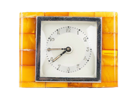 Antike SBM-Tisch-Uhr aus der Staatlichen Bernstein-Manufaktur Königsberg: butterscotch-honig Bernstein-Tafeln im Sechseck-Mosaik fassen ein silbergerahmtes Art-Deco-Ziffernblatt, freigestellt