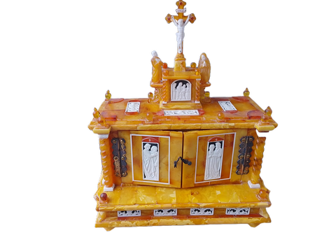 Vollplastischer Bernstein-Hausaltar von Alfred Schlegge mit Säulen, Türen mit eingelegtem Letzten Abendmahl in weißem Bernstein-Relief und bekrönt mit Kruzifix, freigestellt