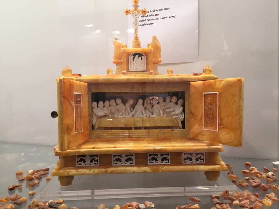 Bernstein-Altar mit Letztem-Abendmahl-Elfenbeinrelief von Alfred Schlegge, der als letzter Lehrling der Staatlichen Bernstein-Manufaktur Königsberg gilt, Material laut Museumsetikett Bernstein, Elfenbein und Goldspiegel