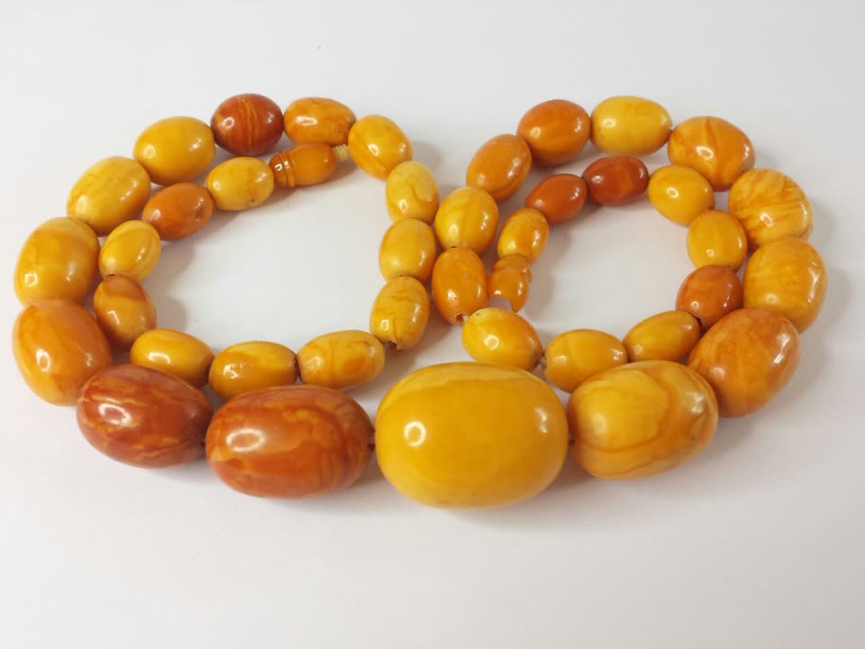 Antike SBM-Olivenkette in Butterscotch- und Cognac-Tönen mit klassischer Größenprogression, kleine Olivenperlen am Verschluss, ovale Großperle als Mittelpunkt, fein marmoriert