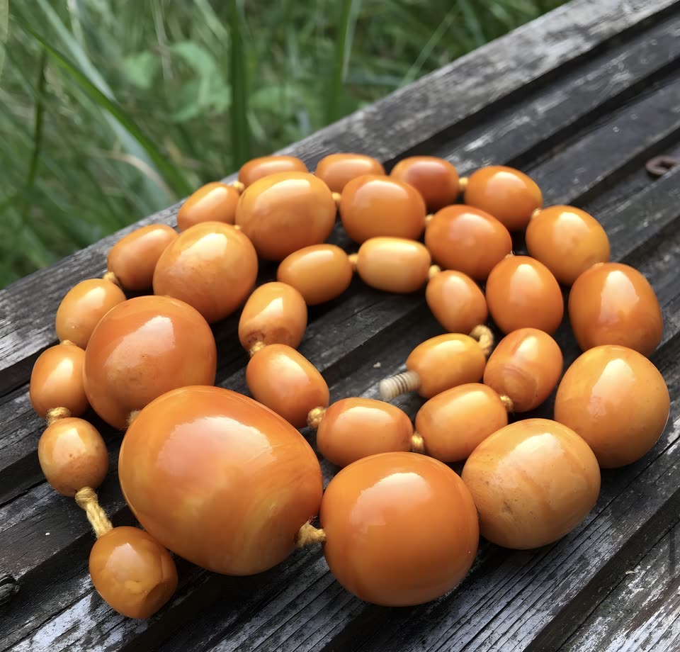 Antike Königsberger Pressbernstein-Kette mit großen homogen butterscotch-honigfarbenen Perlen, Original-gelber Knotungs-Schnur und Schraubverschluss — die berühmte Linie, die im arabischen Raum traditionell als hochwertiges Gebetsketten-Material geschätzt wird, aus Marcel Querls Sammler-Bestand