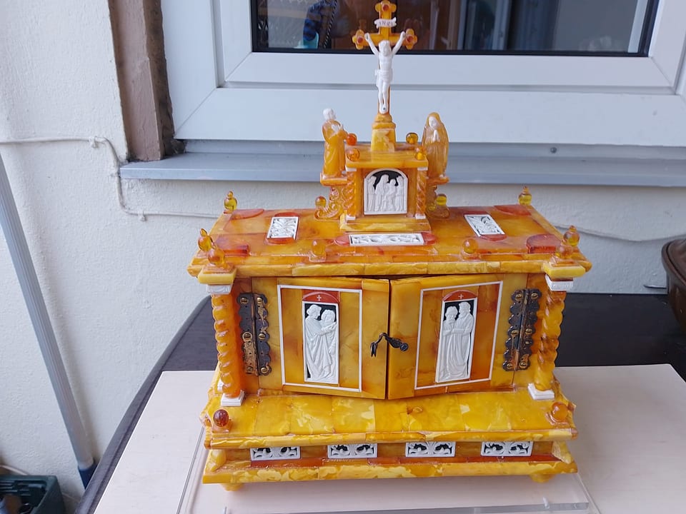 Geschlossener Bernstein-Hausaltar von Alfred Schlegge mit Elfenbein-Heiligenreliefs auf den Türen, Nachkriegswerk des letzten SBM-Lehrlings aus Königsberg