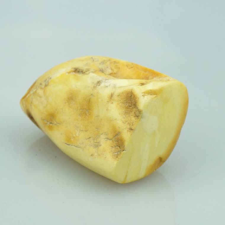Bone-Amber-Sammlerstück, cremig-elfenbeinener Knochenbernstein mit feinen Verwitterungsspuren und natürlicher Patina, polierte Oberfläche, sehr seltene Premium-Variante des baltischen Naturbernsteins
