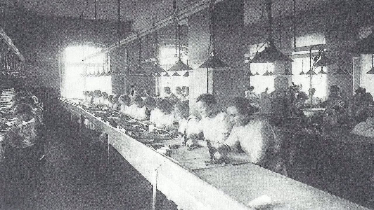 Women working at amber benches in the SBM Königsberg workshop, period photograph.