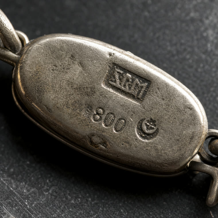Macro-Aufnahme einer SBM-Punze am Silberverschluss mit 800-Stempel und Halbmond+Krone