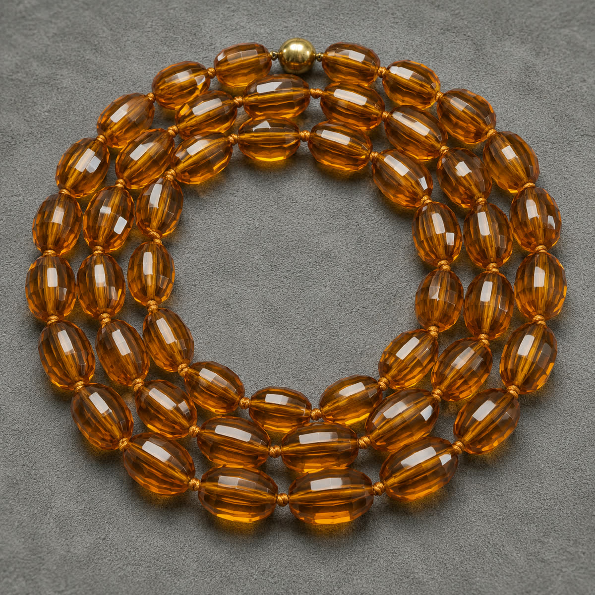 Antike Königsberger Bernsteinkette mit klassisch mehrkantig facettierten Olivenperlen, scharfkantige Längsfacetten, transparente Cognac-Tönung