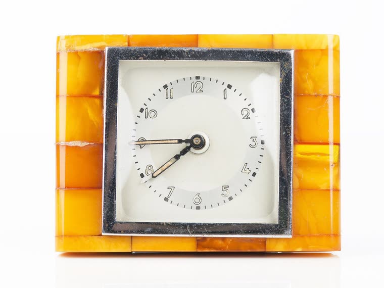 Antike SBM-Reiseuhr aus den 1930er-Jahren im klassischen Art-Deco-Würfelformat, butterscotch-Bernstein-Tafeln in präziser Mosaik-Anordnung, Silberrahmen um das helle Zifferblatt mit Arabic-Schrift