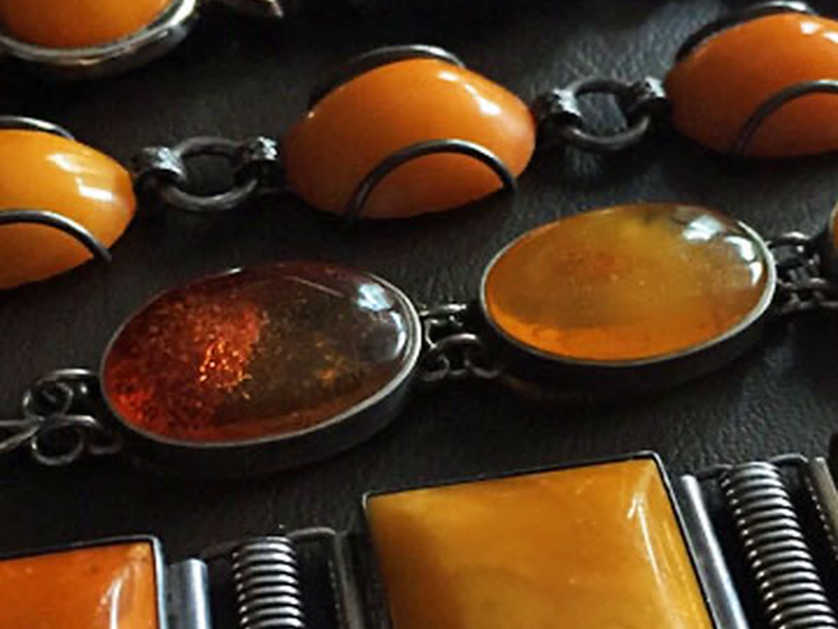 Antike SBM-Schmuckstücke, gefasste Bernstein-Cabochons in dunklem Silber, Art-Deco-Stil, butterscotch und cognac-honig-Töne, Detail eines mehrgliedrigen Stücks